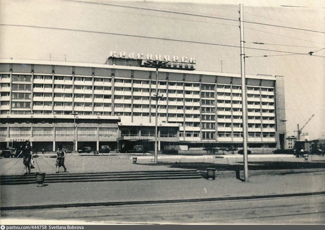 Гостиница «Красноярск» с конечной остановки трамвая, 1978–1979 | Источник: Светлана Боброва / Фотография из семейного альбома