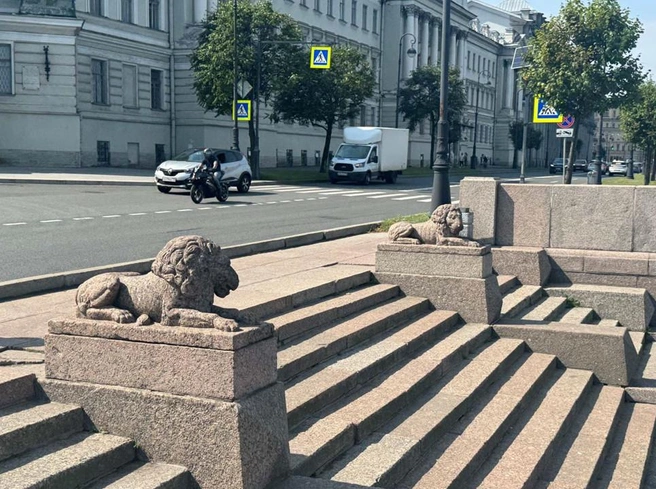 Львов со спуска у Биржевого моста увезут на реставрацию | Источник: КГИОП