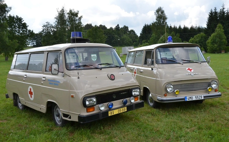 Найди пару отличий. Справа оригинальная Skoda 1203, слева ее брат-близнец марки TAZ