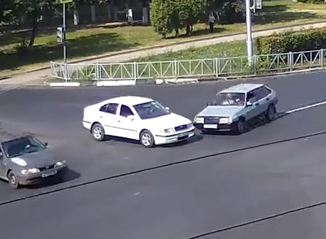 На Московском шоссе ВАЗ въехал в иномарку (видео) | ya62.ru