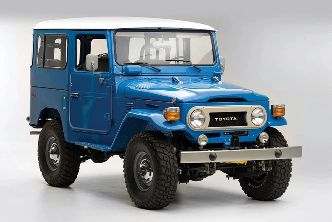 Часть дизайнерских элементов напоминает Toyota J40, с которой началась линейка Land Cruiser. Обратите внимание на оформление фар iCar V23 и приоткрытую «губу» на капоте: они повторяют дизайн первого «крузака» | Источник: Toyota.com