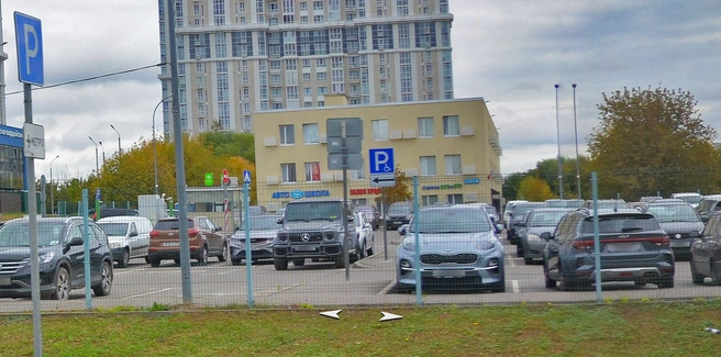 В здании за парковкой несколько лет назад провели капитальный ремонт | Источник: Яндекс.Карты