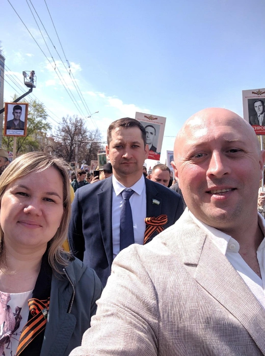 На заднем плане — депутат Руслан Зайнуллин, который за 2021 год задекларировал доход в 227 раз больше, чем у Рудакова | Источник: Юрий Рудаков / Vk.com