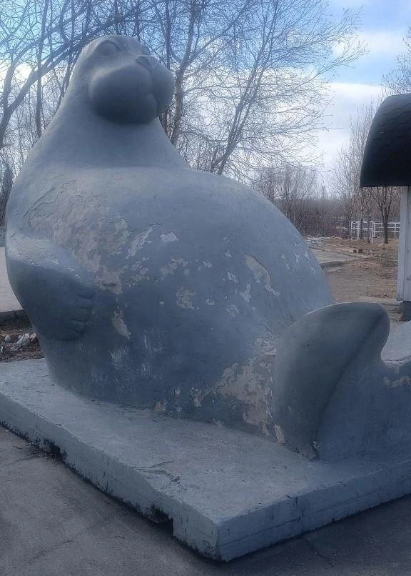 Так сегодня выглядит памятник тюленю, стоящий напротив закрытого здания мурманского океанариума | Источник: Мурманский океанариум / Vk.com