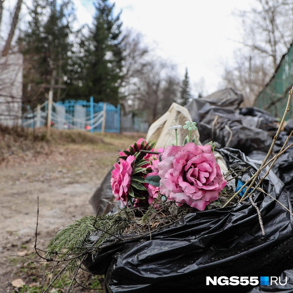 Прошлогодние искусственные цветы отправились в мусор, им на замену скоро принесут новые | Источник: Евгений Софийчук / NGS55.RU