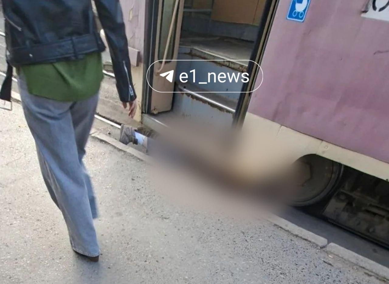 «По лицу текла кровь». Стало известно, как 16-летняя девушка упала под трамвай в центре Екатеринбур…