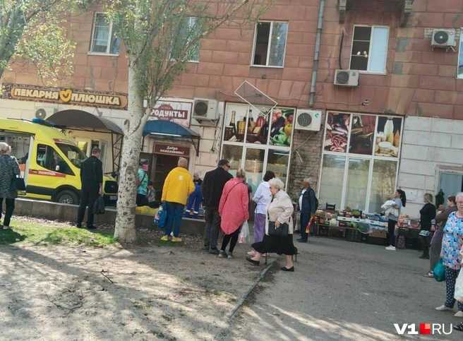 Ребенком сейчас занимаются врачи скорой, готовят его к перевозке в больницу | Источник: читатели V1.RU