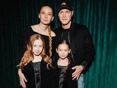 Пока все обсуждают развод Борисова, его жена нежно целует его на дорожке