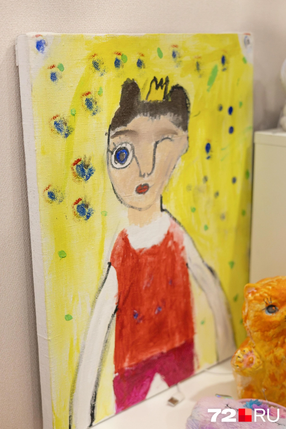 Любимое увлечение Вари — рисование. Для своих рисунков она выбирает яркие цвета | Источник: Максим Майер / 72.RU