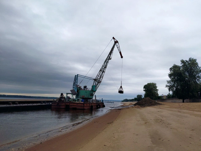 Волжский (предварительно очищенный и просеянный) песок привозят на барже Самарского речного порта и разгружают с помощью плавучего крана и разравнивают по территории с помощью погрузчиков | Источник: администрация городского округа Самара