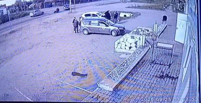 Перед столкновением мотоциклист успел немного затормозить и завалился на бок | Источник: читатель E1.RU