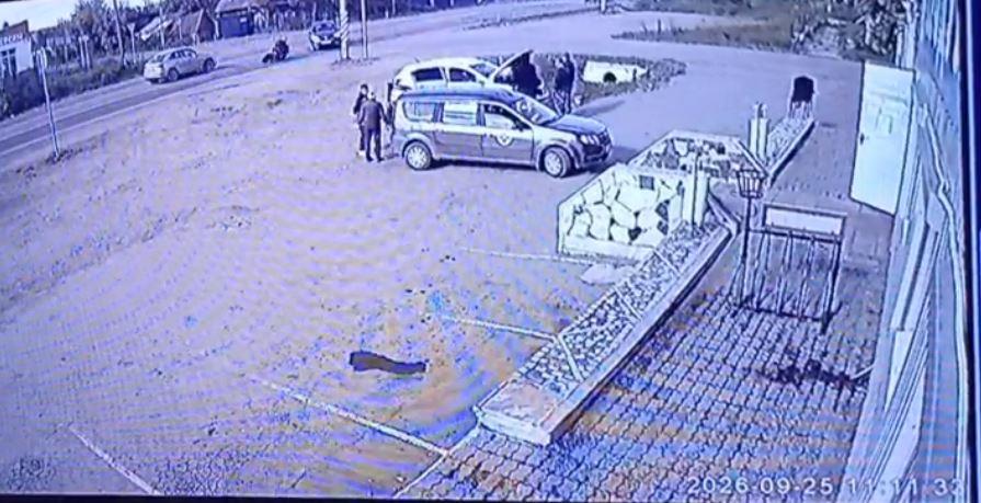 На Урале мотоциклист на большой скорости разбился о поворачивающий кроссовер. Видео столкновения