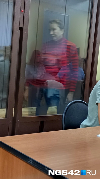 Обвиняемая в той же одежде, что была в мае | Источник: Александр Левчук / NGS42.RU