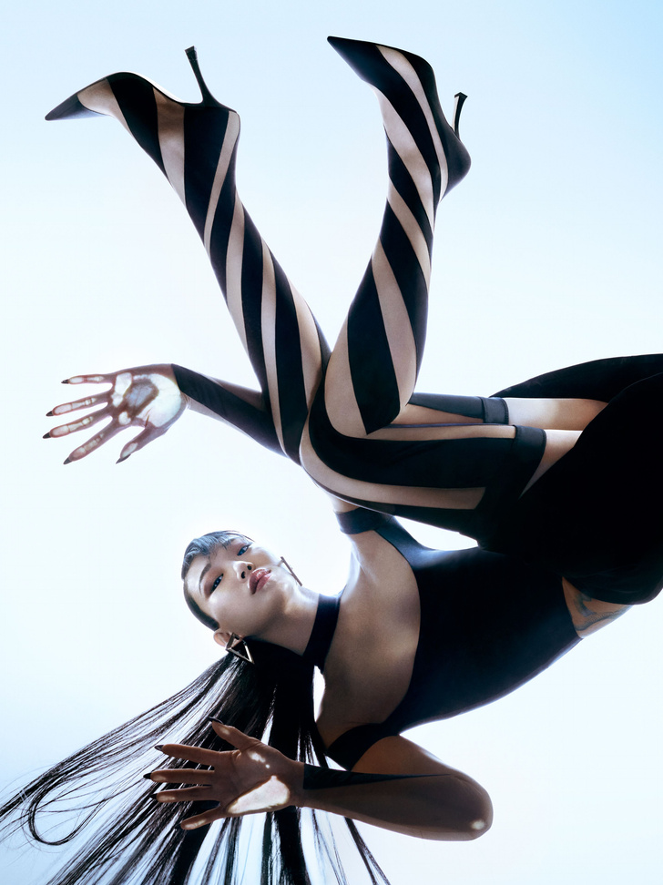 Крупным планом: как выглядит коллаборация Jimmy Choo x Mugler