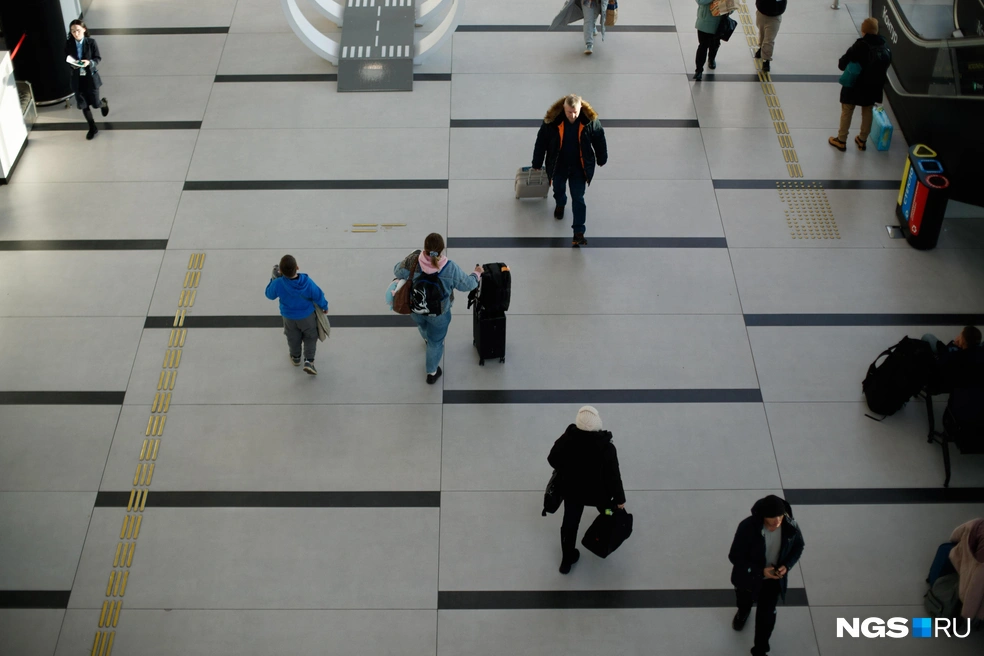 Многие сибиряки устают от снега и желают поскорее оказаться в теплых странах | Источник: Андрей Бортко / NGS.RU