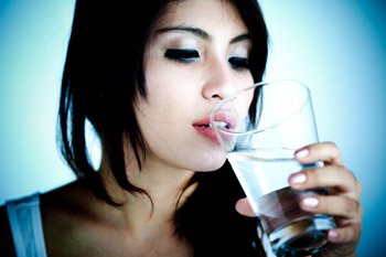 Влага должна поступать не только снаружи, но и изнутри. Выпивайте в день не менее двух стаканов простой негазированной воды.