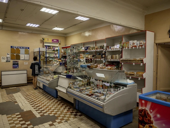 Внутри именно та атмосфера, которую ожидаешь от сельского магазина. | Источник: Александр Куренной / 76.RU