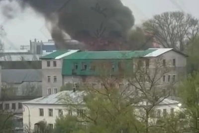 У Колхозного рынка Уфы загорелся ангар, поднялся дым