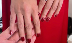 Однотонный красный маникюр и крупные кольца — идеальное сочетание для коротких ногтей от Селены Гомес