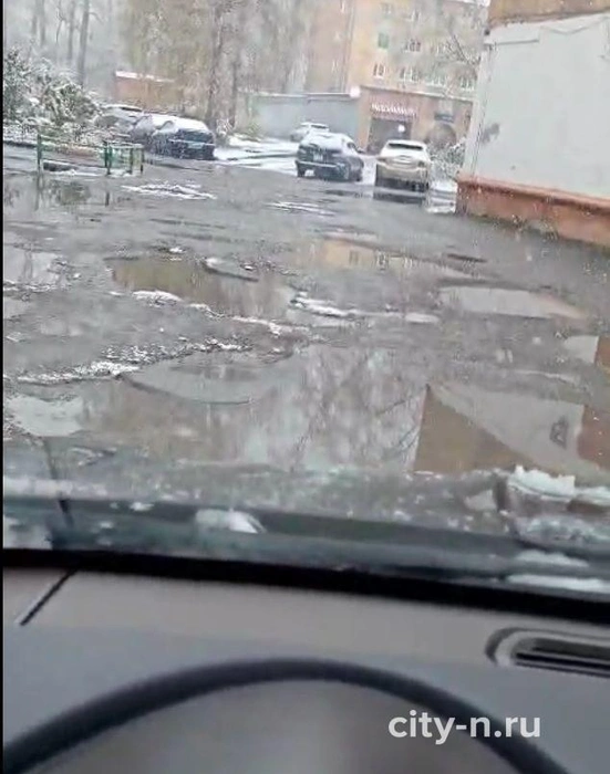 Колеи, ямы и лужи у домов № 27 и 29 на улице Клименко | Источник: www.city-n.ru