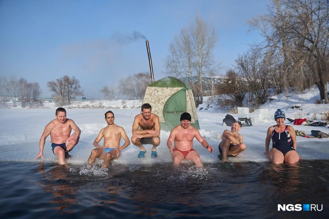 Для обогрева оборудована специальная палатка | Источник: Александр Ощепков / NGS.RU