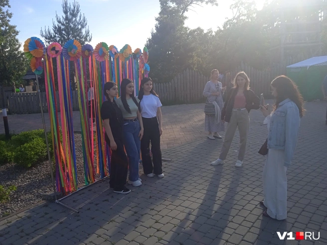 Фотографироваться можно и в обычном платье | Источник: Денис Гусаков / V1.RU