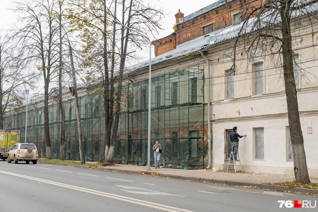 В октябре снаружи здания появились строительные леса. Вероятно, будут проводиться работы по обновлению фасада  | Источник: Кирилл Поверинов / 76.RU