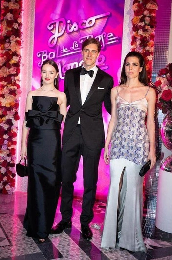 Шарлотта Казираги, Александра Ганноверская и Бен-Сильвестр Траутманн на Балу Роз, 23 марта 2024 год