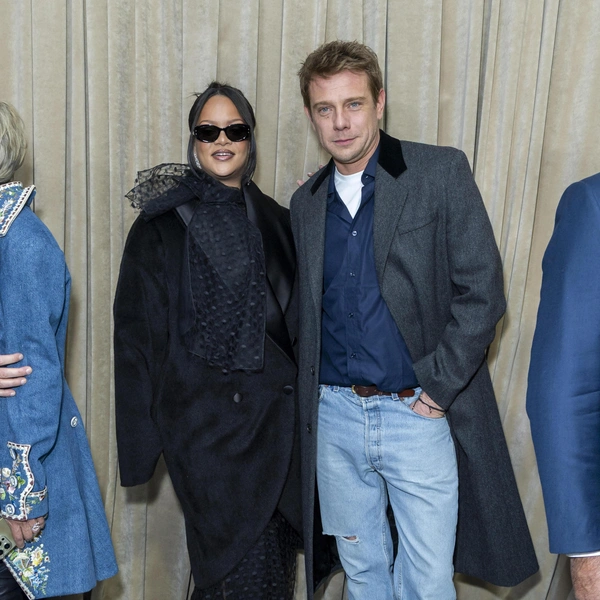 Дебют Джонатана Андерсона для Dior: цветы, скульптуры и новая женственность Дебют Джонатана Андерсона для Dior: цветы, скульптуры и новая женственность