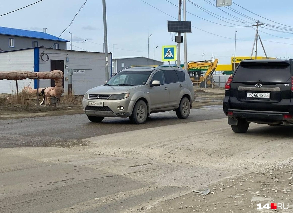 Грунт провалился. Яму засыпали. Водители тут притормаживают и буквально ползут | Источник: Надежда Ефимова / 14.RU