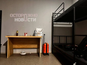 Их вывели из самолета и посадили в камеру | Источник: «Осторожно, новости» / Telegram