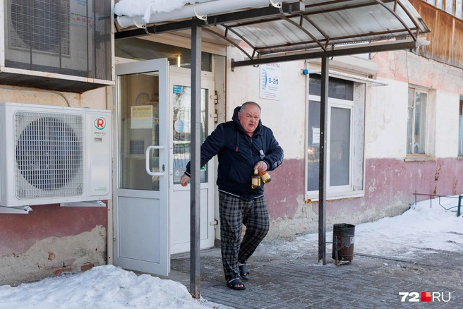 Мужчина живет в соседнем доме. Говорит, что сегодня получил сообщение от сына, который находится в зоне СВО и подолгу не выходит на связь  | Источник: Ирина Шарова / 72.RU