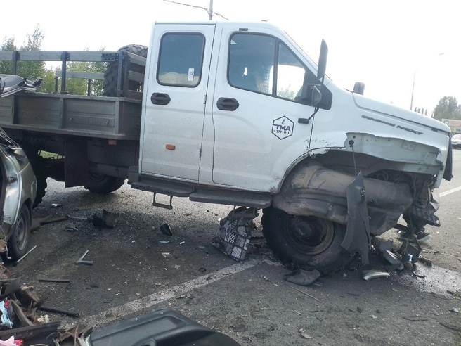 Специалисты пожарно-спасательной части № 126 Красноармейского района работали на месте ДТП | Источник: ГКУ СО «ЦЕНТР ПО ДЕЛАМ ГО, ПБ И ЧС»