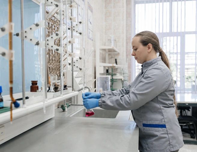 Круглосуточно в сырьевой лаборатории работает 24 специалиста, которые в среднем выполняют более 80 исследований за смену | Источник: ГК «Титан»
