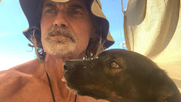 Один в лодке и собака: как австралиец 2 месяца выживал посреди океана без еды и воды