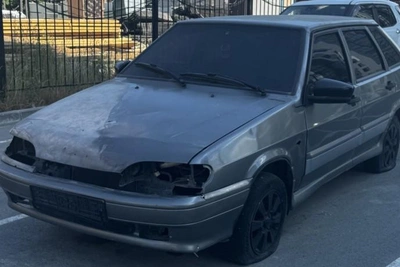 Брошенная «Лада» во дворе на Ясном Берегу мешает жителям