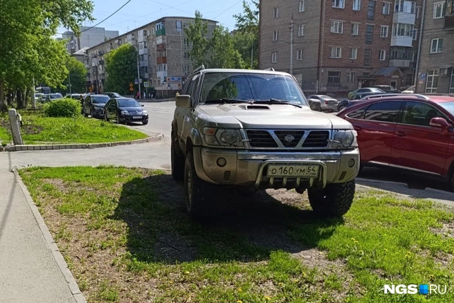 Чем руководствовался автомобилист, когда парковал здесь машину — известно ему одному | Источник: читатель НГС