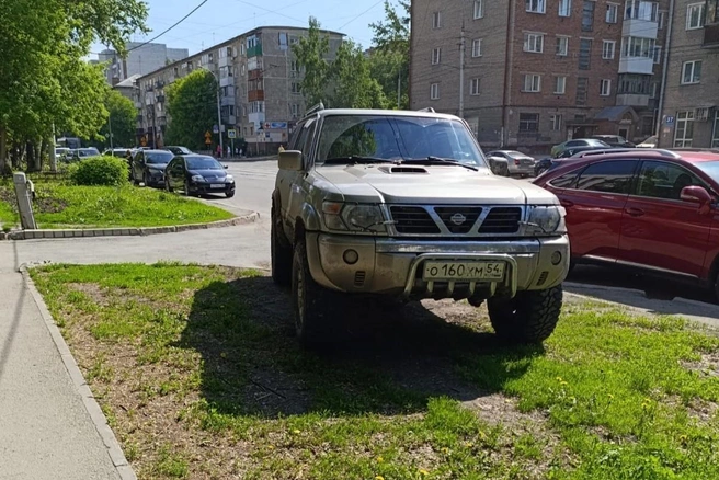 Чем руководствовался автомобилист, когда парковал здесь машину, известно ему одному | Источник: читатель НГС