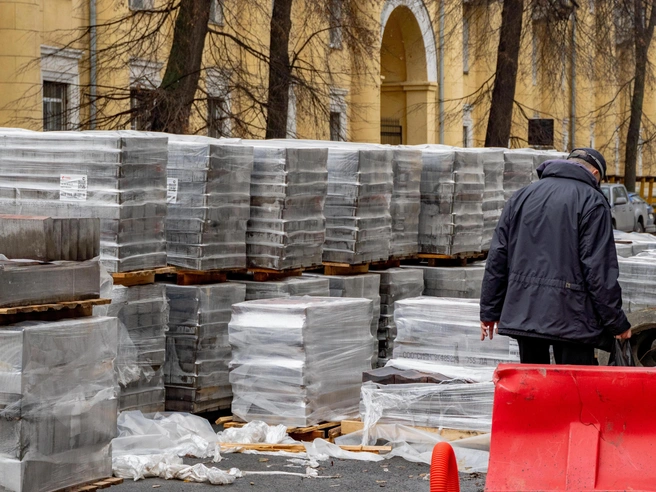 Плитка для тротуаров сложена на поддонах в два уровня | Источник: Кирилл Поверинов / 76.RU
