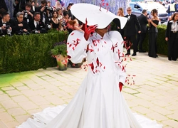 Теннисистка Наоми Осака на Met Gala 2026: шокирующий урок анатомии — хирургические разрезы и кровавые кристаллы Robert Wun