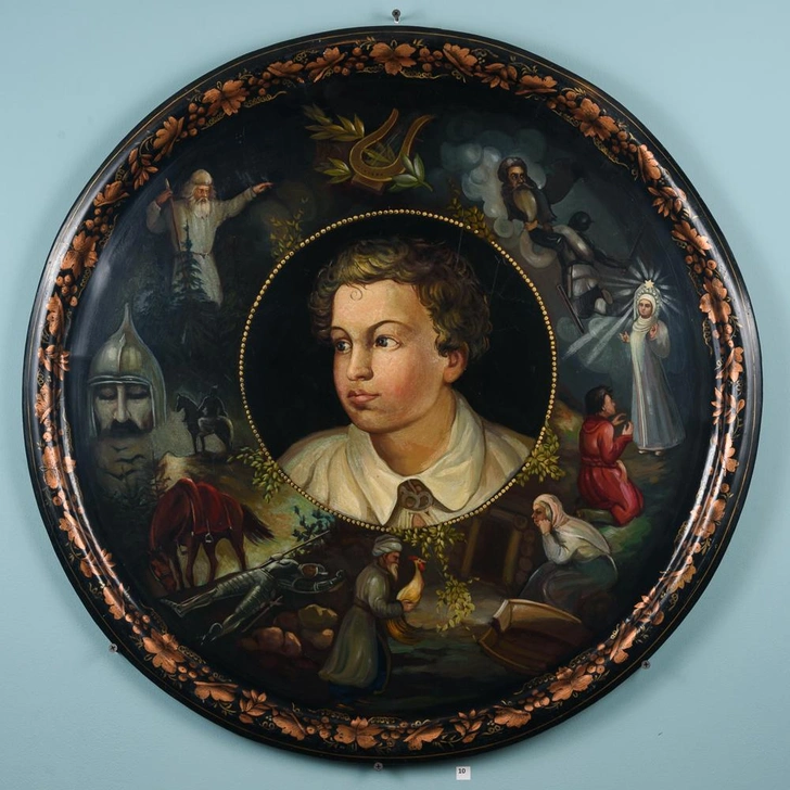 Поднос «Пушкин». Автор росписи — А. Ф. Леонтьев. Московская область, д. Жостово. 1940 год. Металл, масляная краска, лав; ковка, роспись. Диаметр 70 см. Из коллекции Жостовской фабрики | Источник: пресс-служба выставки