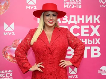 Семенович отрубила себе полпальца, беременная Круглыхина узнала пол четвертого ребенка: соцсети звезд