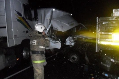 Водитель «Лады» врезался в фуру и получил ушиб мозга