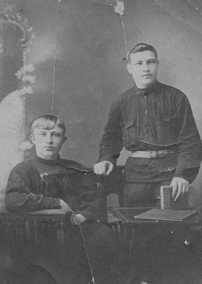 Петр стоит справа | Источник: Татьяна