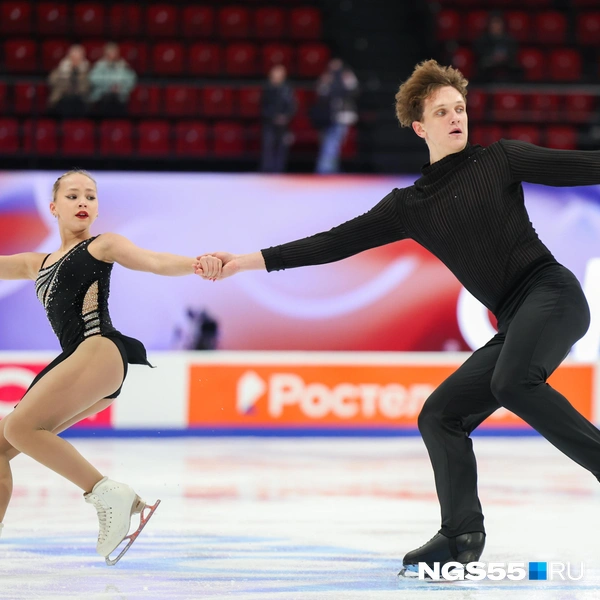 Пара вышла в черных костюмах | Источник: Евгений Софийчук / NGS55.RU