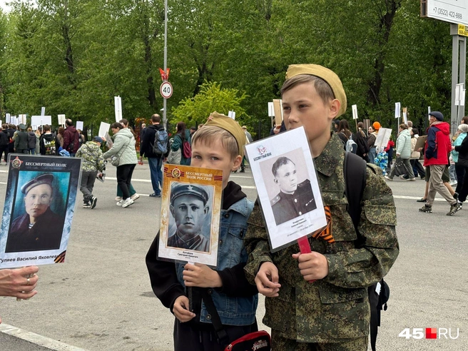 «Бессмертный полк» шел до парка | Источник: Кирилл Митин / 45.RU 