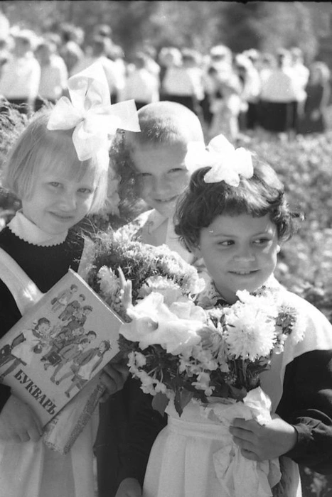 1 сентября 1965 года. А вы помните, с каким букетом шли в школу? | Источник: из фотофондов Центрального госархива Самарской области и Самарского областного госархива социально-политической истории