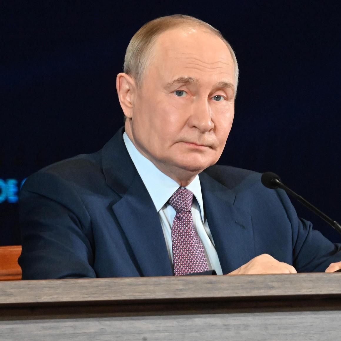 Президент России Владимир Путин признался на прямой линии, что влюблен