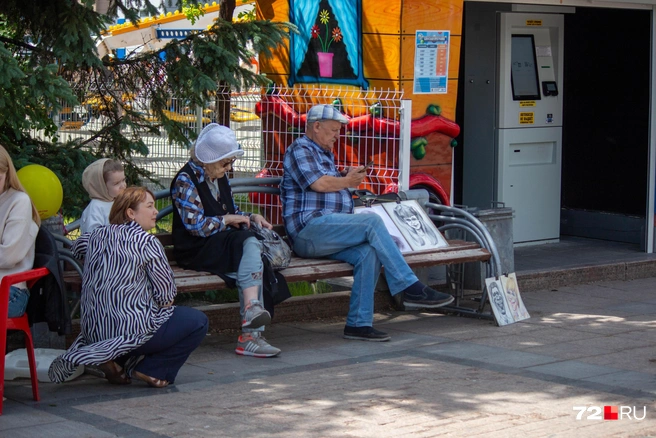 Шарж, потрет, да что угодно&nbsp;— вам могут сделать картину вместо фото | Источник: Павел Красоткин / 72.RU 