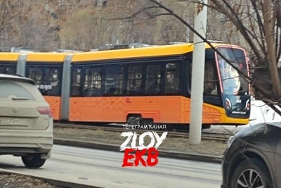 Трамвай сошел с рельсов в Екатеринбурге